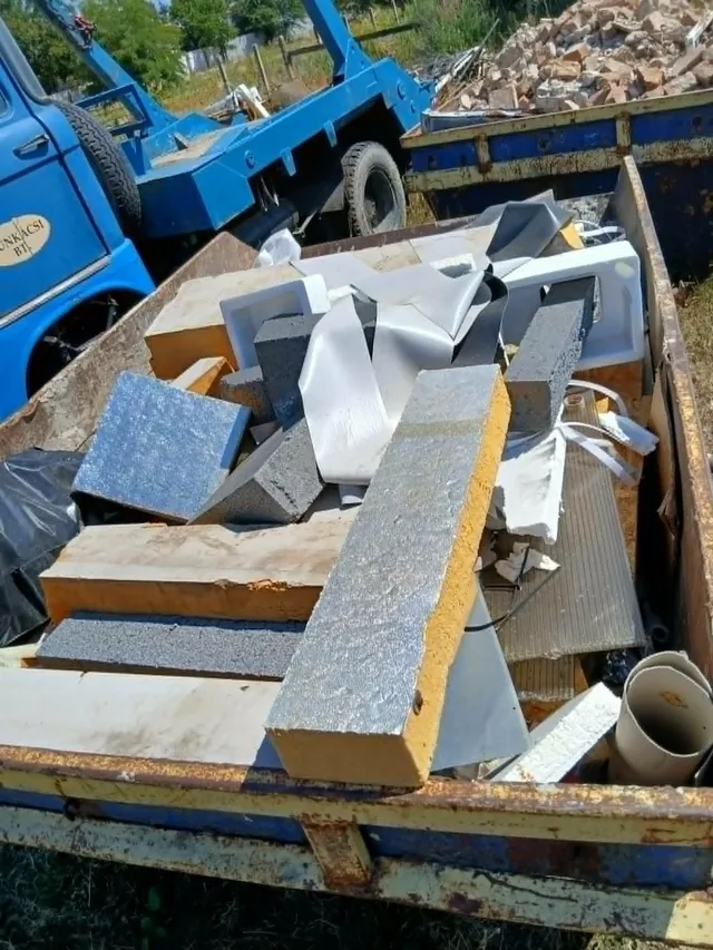 Építési hulladékkal megrakott konténer